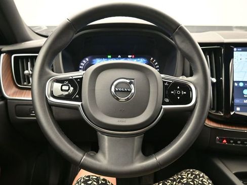 Used 2023 Volvo XC60 B5 Plus image 23