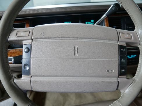 Used 1993 Lincoln Town Car Signature RWD image 25