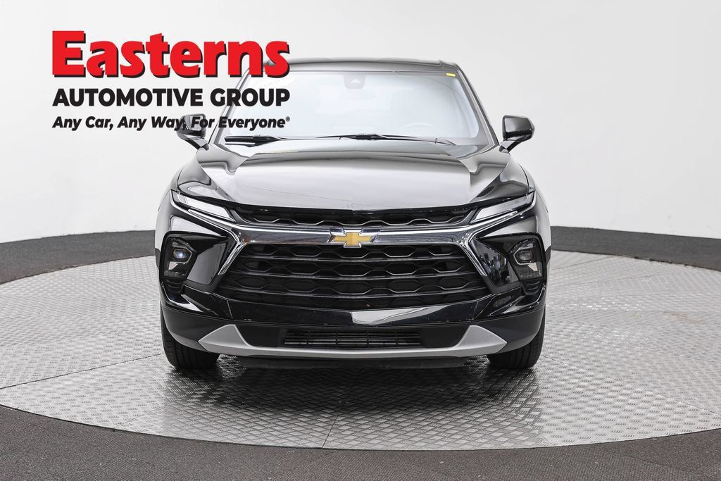 Used 2025 Chevrolet Blazer LT FWD image 2