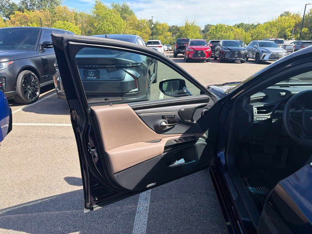 Used 2025 Lexus ES 300h Ultra Luxury FWD image 37