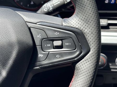 Certified 2025 Chevrolet Trax RS w/ Sunroof Package FWD image 18