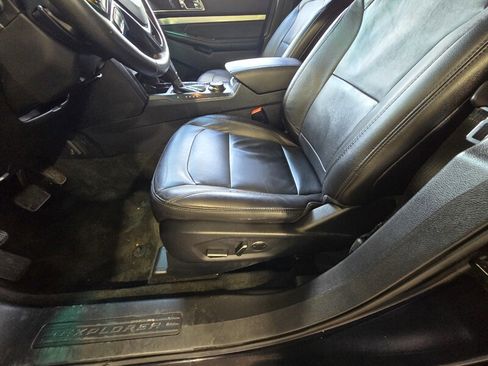 Used 2016 Ford Explorer XLT w/ Equipment Group 202A AWD/4WD image 11