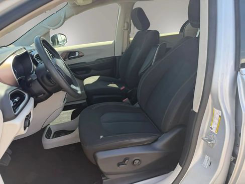 Used 2022 Chrysler Voyager LX FWD image 11
