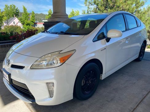 Used 2013 Toyota Prius Three FWD image 2