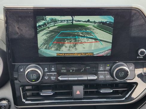 Used 2023 Toyota Highlander Bronze Edition FWD image 13
