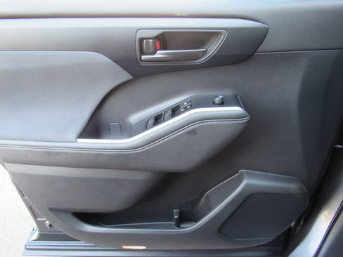 Used 2023 Toyota Highlander LE FWD image 12