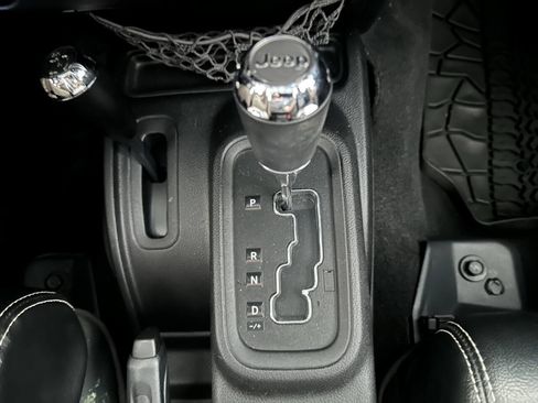 Used 2012 Jeep Wrangler Unlimited Rubicon image 33