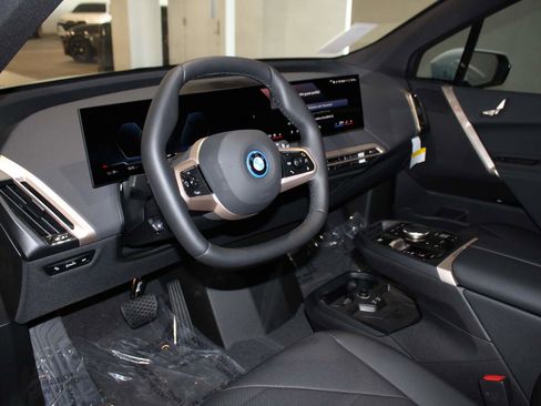 Used 2025 BMW iX xDrive50 image 11