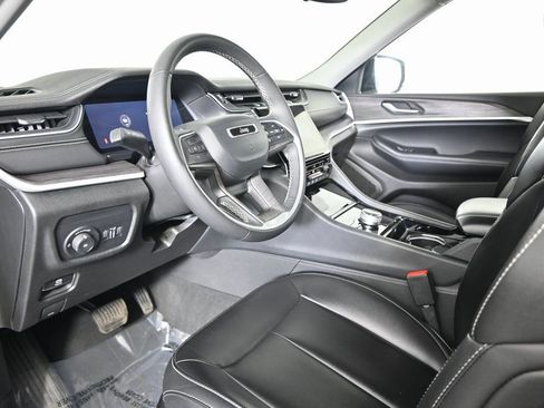Used 2023 Jeep Grand Cherokee Limited image 23