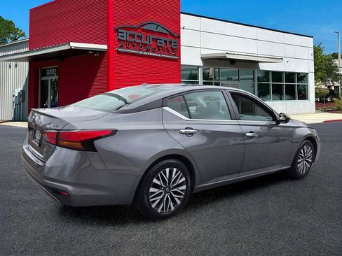 Used 2024 Nissan Altima 2.5 SV FWD image 5