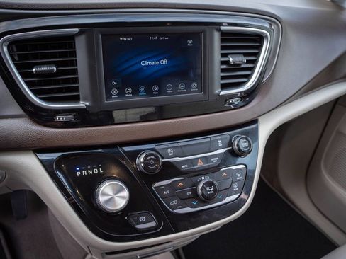 Used 2021 Chrysler Voyager Lxi image 16