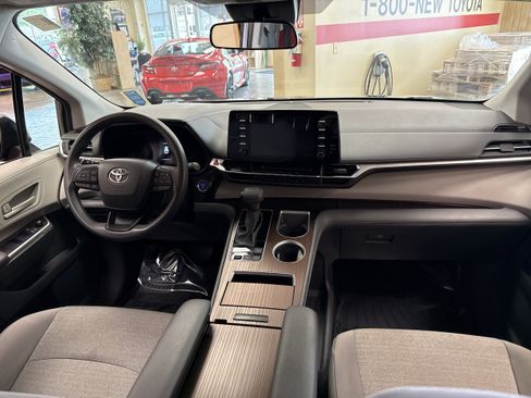 Used 2023 Toyota Sienna LE FWD image 33