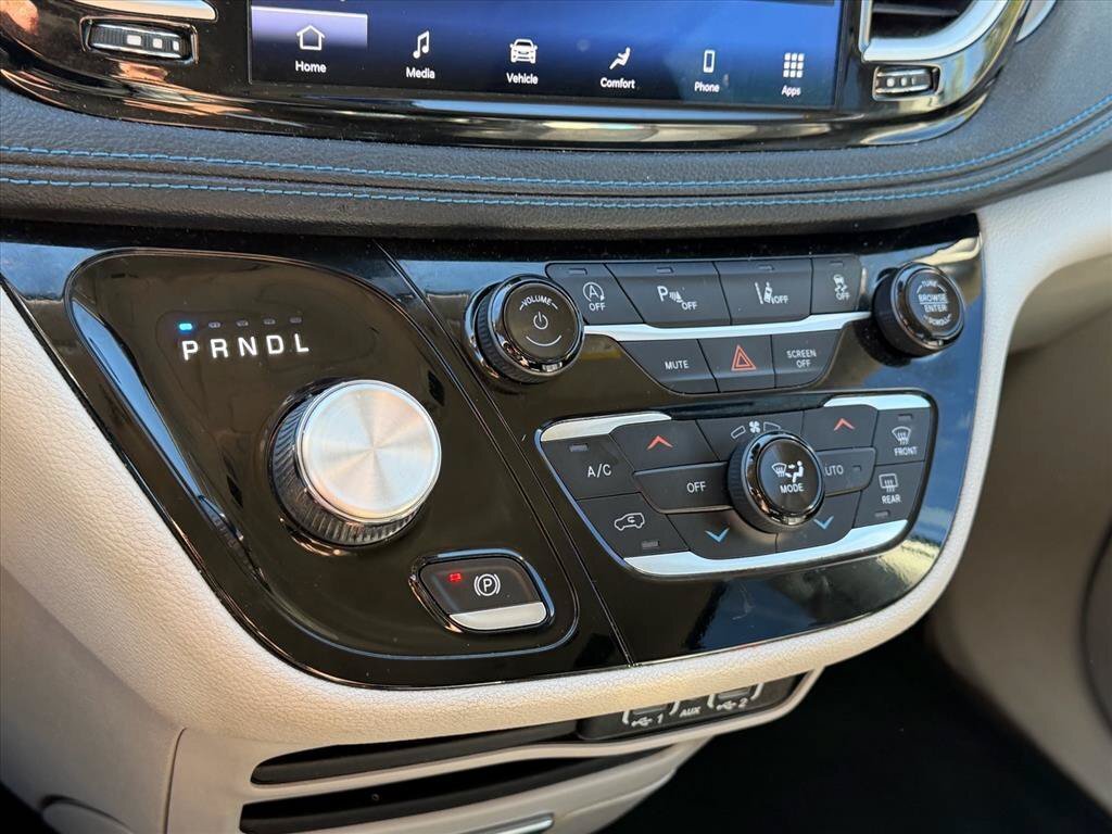 Used 2021 Chrysler Pacifica Touring-L FWD image 22