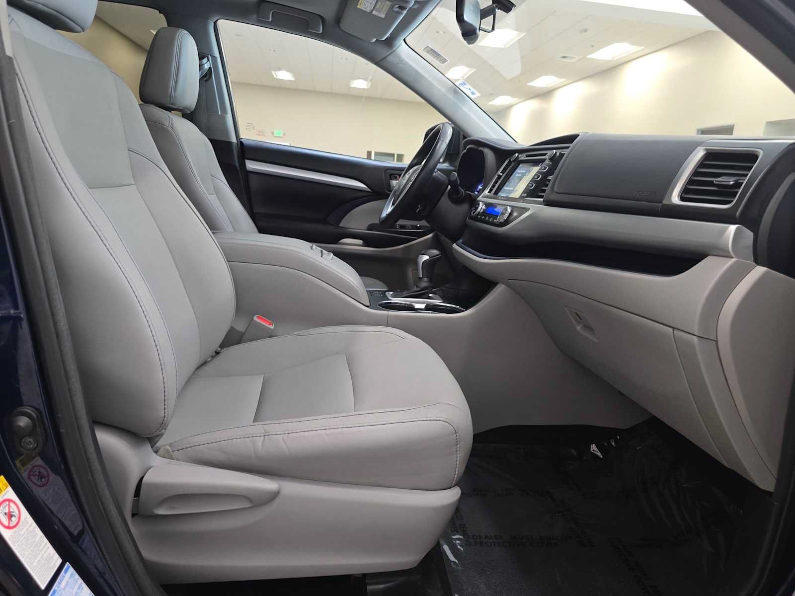 Used 2016 Toyota Highlander XLE AWD/4WD image 29