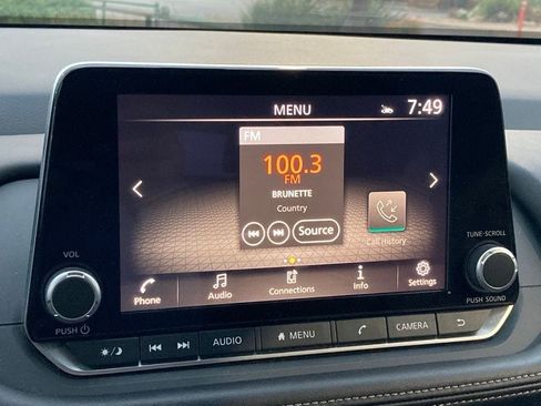 Used 2025 Nissan Rogue SV FWD image 18