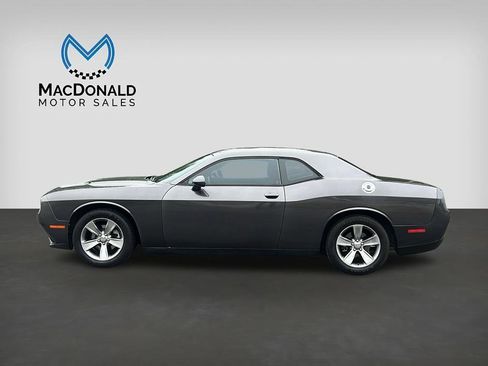 Used 2015 Dodge Challenger SXT RWD image 4