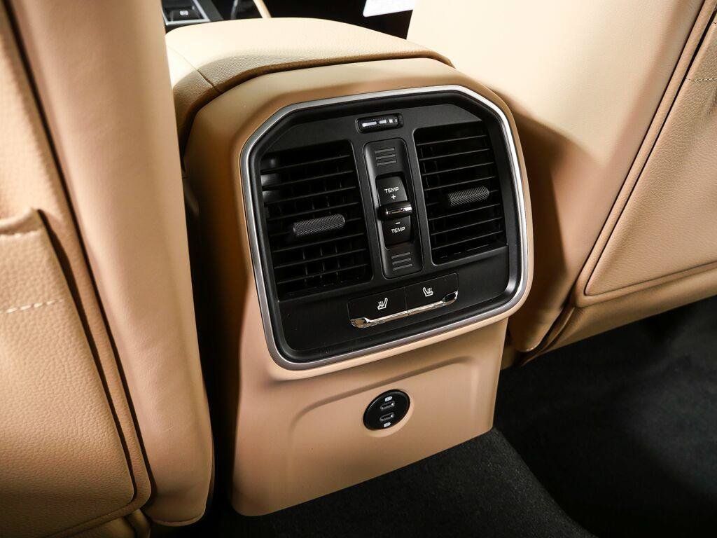Certified 2026 Porsche Macan AWD/4WD image 21