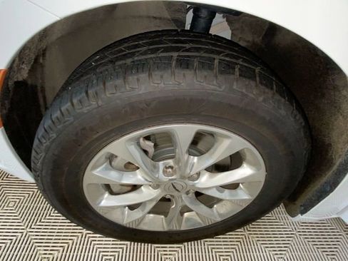 Used 2023 Chrysler Pacifica Touring-L AWD/4WD image 22
