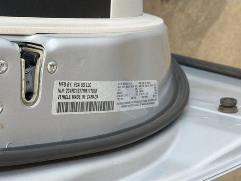 Used 2024 Chrysler Pacifica Limited FWD image 36