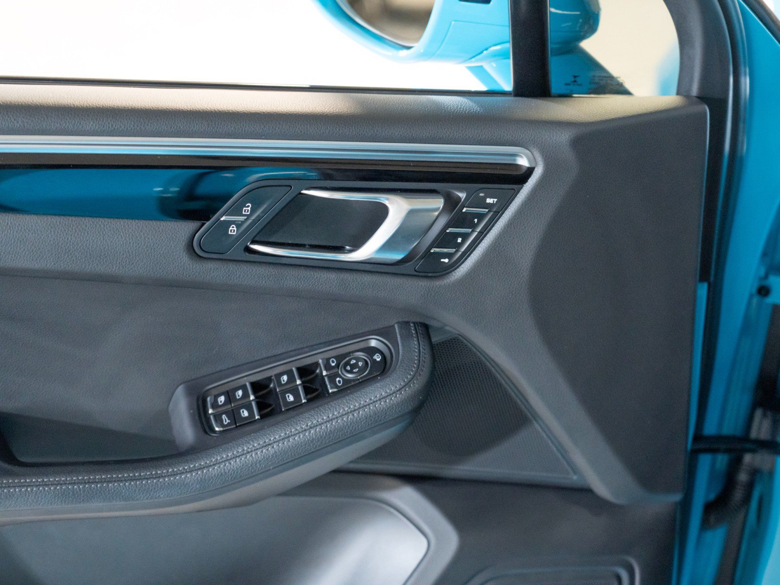 Certified 2023 Porsche Macan AWD/4WD image 18