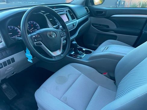 Used 2018 Toyota Highlander LE image 4
