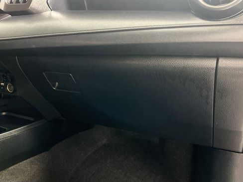 Used 2018 Toyota RAV4 LE image 32