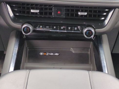 Used 2025 Chevrolet Suburban LT AWD/4WD image 21