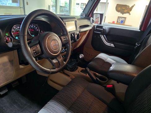 Used 2012 Jeep Wrangler Unlimited Sahara w/ Max Tow Pkg AWD/4WD image 16