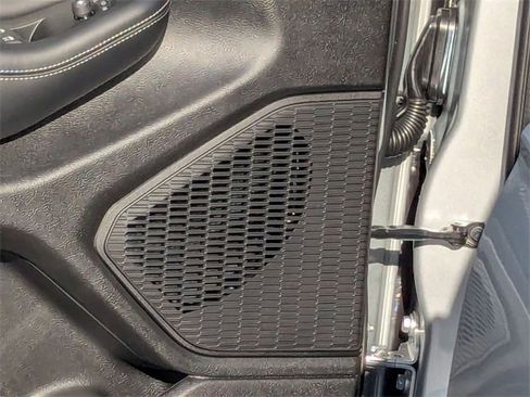 New 2025 Jeep Grand Cherokee L Altitude image 12