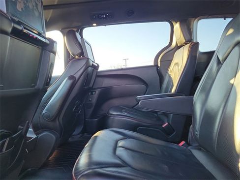 Used 2020 Chrysler Pacifica Limited image 17