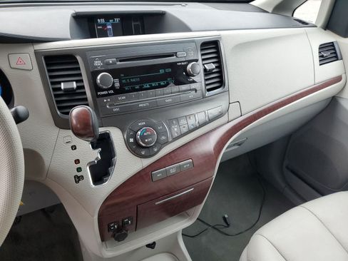 Used 2013 Toyota Sienna XLE AWD/4WD image 28