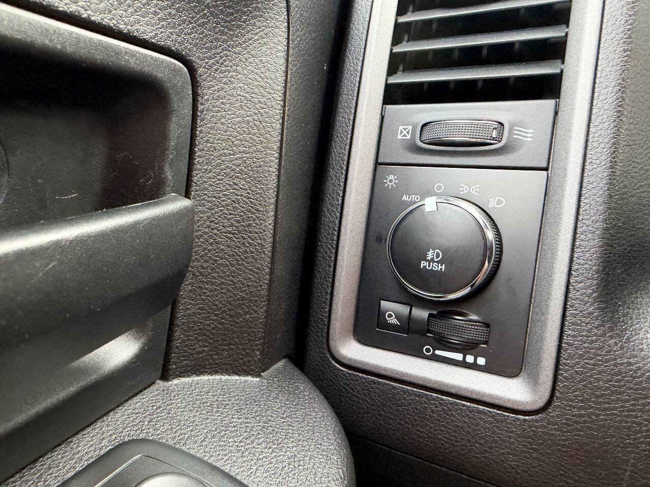 Used 2017 RAM 1500 Express AWD/4WD image 23