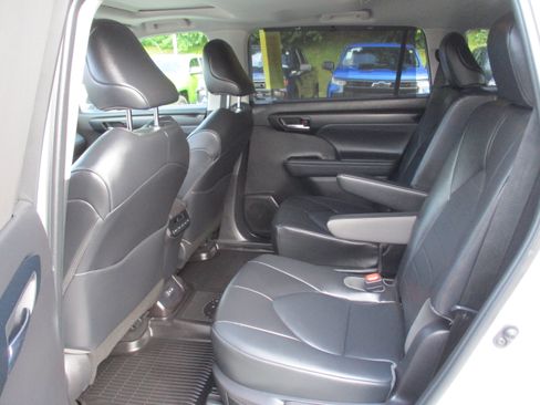 Used 2022 Toyota Highlander XLE AWD/4WD image 13