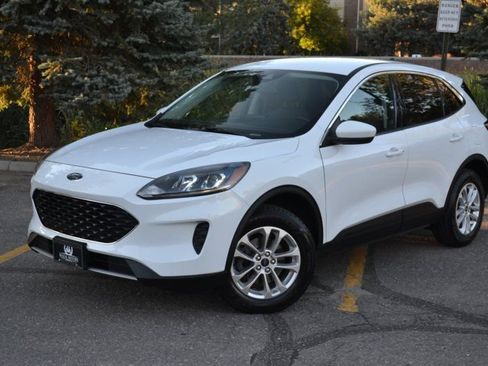 Used 2021 Ford Escape SE image 3