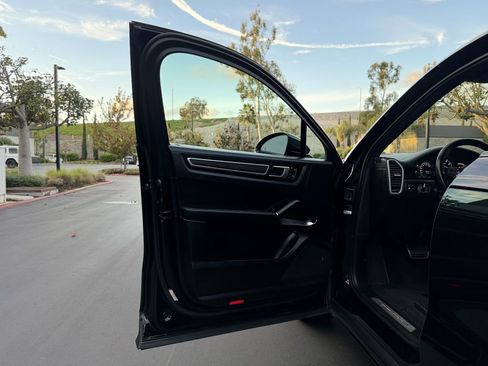 Used 2023 Porsche Cayenne Turbo S image 37