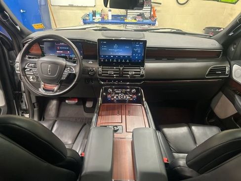 Used 2023 Lincoln Navigator Reserve image 11