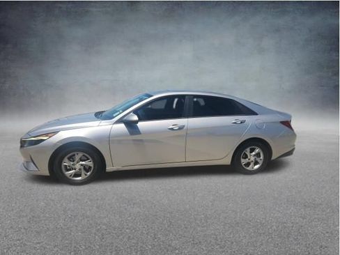 Used 2022 Hyundai Elantra SE FWD image 4
