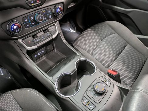 Used 2022 GMC Terrain SLE w/ Driver Convenience Package image 13