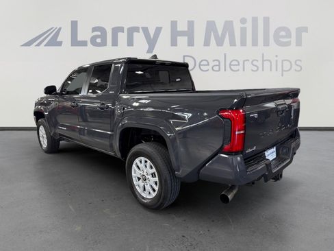Certified 2025 Toyota Tacoma SR5 AWD/4WD image 3