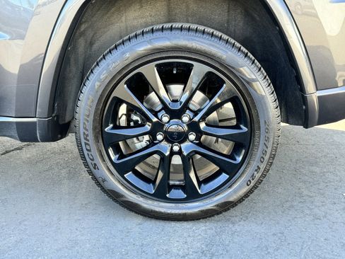 Used 2018 Jeep Grand Cherokee Altitude image 15