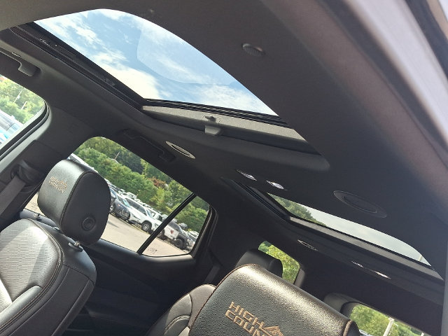 Used 2023 Chevrolet Traverse High Country w/ LPO, Floor Liner Package AWD/4WD image 18