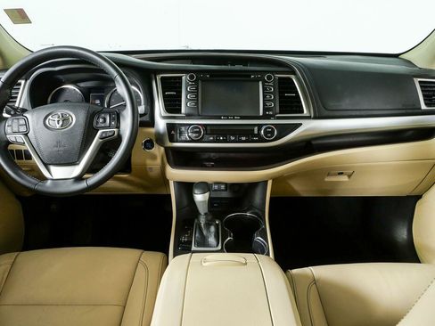 Used 2018 Toyota Highlander XLE FWD image 19