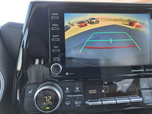 Used 2021 Toyota Highlander XLE image 11