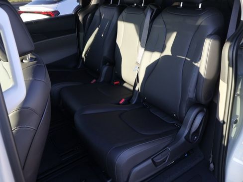 New 2026 Kia Carnival EX image 14