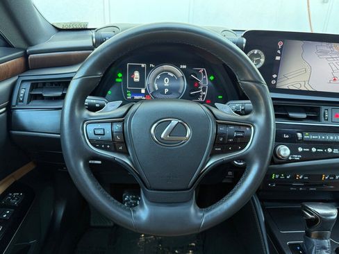 Certified 2022 Lexus ES 300h w/ Premium Package image 20