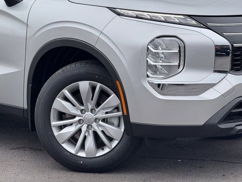 New 2025 Mitsubishi Outlander ES image 2