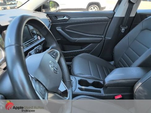 Used 2024 Volkswagen Jetta SE FWD image 3