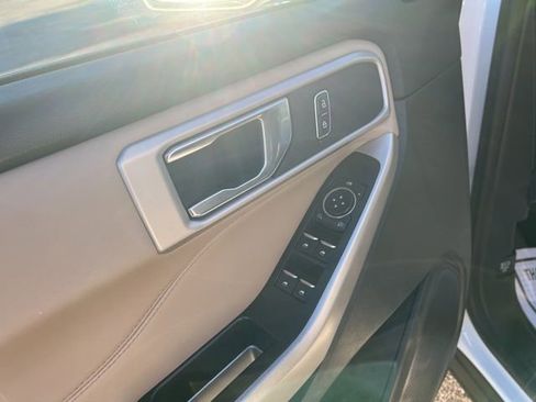 Used 2022 Ford Explorer XLT w/ Equipment Group 202A image 9