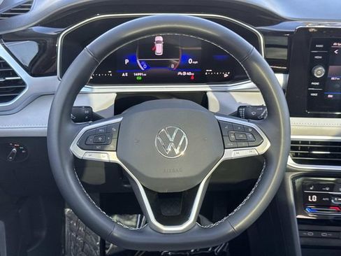 Certified 2025 Volkswagen Taos SE w/ Panoramic Sunroof Package image 8