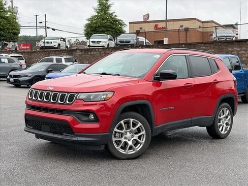 Used 2023 Jeep Compass Latitude AWD/4WD image 2